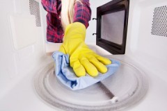 In modo rapido e sicuro, o come pulire l'interno del forno a microonde dal grasso utilizzando l'acido citrico a casa