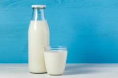 Welche Eigenschaften und Haltbarkeit hat UHT-Milch?