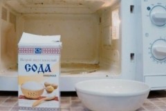 I MIGLIORI modi rapidi per pulire l'interno del forno a microonde dal grasso a casa usando la soda