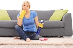 10 cara TOP untuk menghilangkan bau dan kotoran air kencing dewasa dari sofa