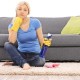 10 cara TOP untuk menghilangkan bau dan kotoran air kencing dewasa dari sofa