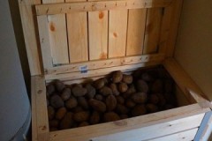 Tipos de cajas para guardar patatas en el balcón en invierno, instrucciones para hacerlas tú mismo.