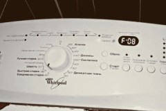 Por que a máquina de lavar Whirlpool exibe o erro F08, como posso corrigi-lo?