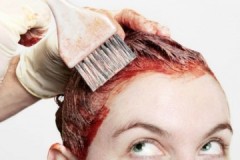 Trucos de mujeres sobre cómo eliminar eficazmente el tinte para el cabello de la piel del rostro y del cuero cabelludo.